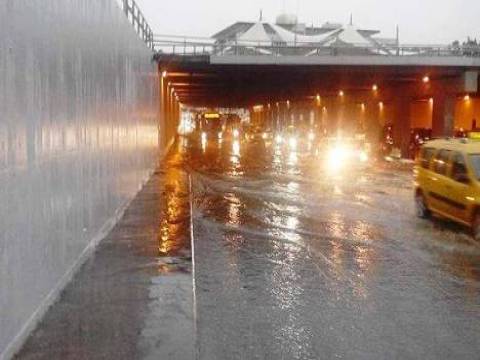Yağış nedeniyle İzmir Konak alt geçidi sular altında kaldı!