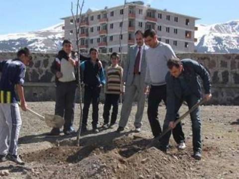  Erzurum'da okul bahçelerine ağaç dikiliyor!