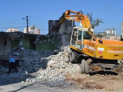  Kozan'da yolu daraltan ev yıkıldı!