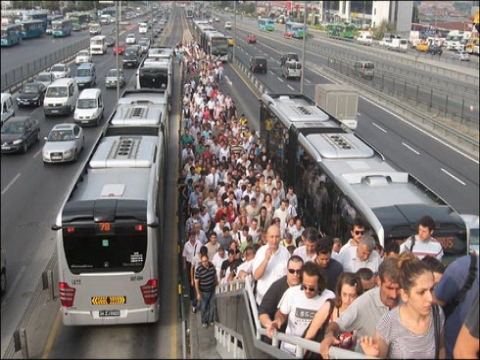  Mecidiyeköy metrobüs durağındaki alt geçit kapatıldı!