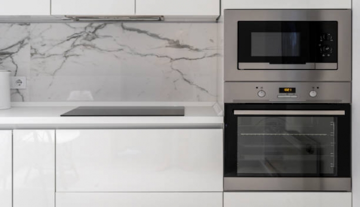 Save up to $690 on ovens in Best Buy stores