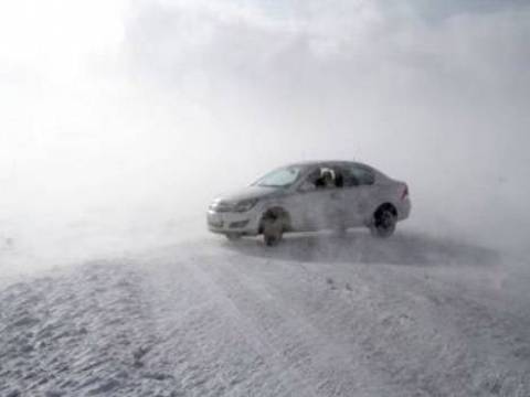 Ardahan'da kar ve tipi yolları kapattı!