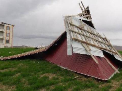  Kozan'da şiddetli rüzgar cami lojmanının çatısı uçurdu!