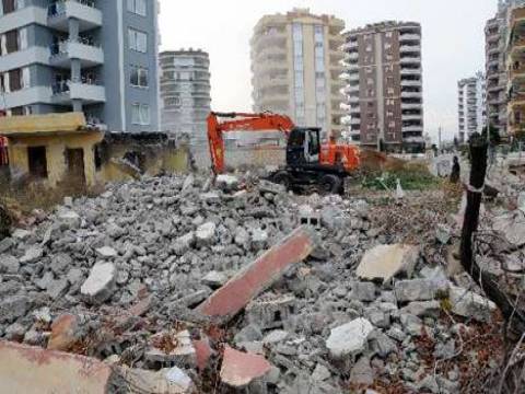 Mersin Yenişehir'de mahalle sakinlerine rahatsızlık verdiği tespit edilen binalar yıkıldı!