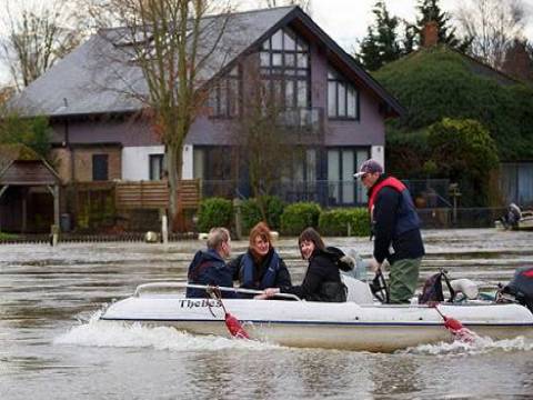  İngiltere'deki sel felaketinde ev ve işyerleri sular altında kaldı!