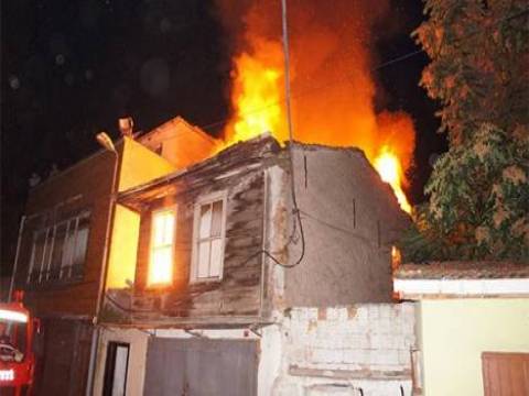  Fatih'te iki katlı ahşap binada yangın çıktı! 