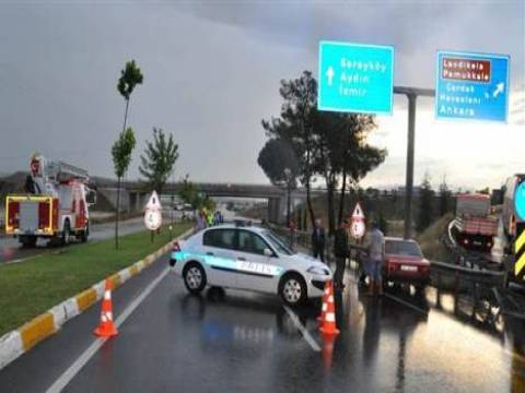Aydın-Denizli Karayolu sel nedeniyle trafiğe kapandı!