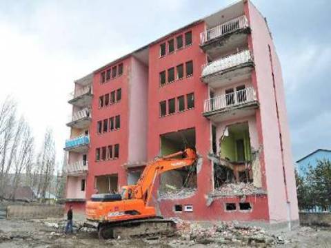  Ağrı Eleşkirt'de yeni 30 yataklı devlet hastanesi için alandaki binaların yıkımına başlandı!