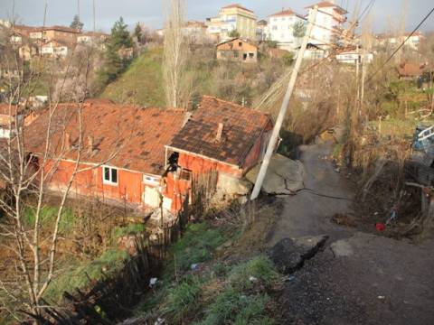  Karabük'te toprak kayması sonucu 14 ev boşaltıldı!
