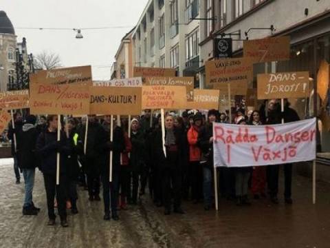 İsveç'te dans pistinin yıkımı engellemek protesto edildi! 
