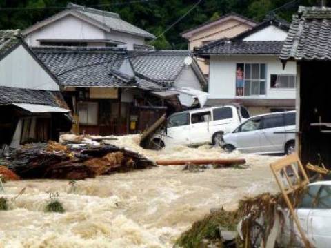 Japonya'da sel ve toprak kayması oldu!