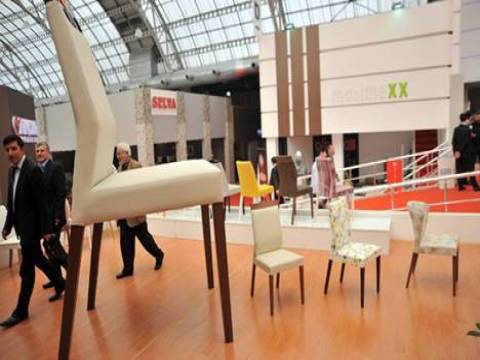 Bursa Mobilya ve Dekorasyon Fuarı'ndaki 3 metrelik sandalye ilgi çekti!