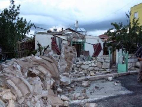  Mersin'de caminin minaresi evin üzerine devrildi!