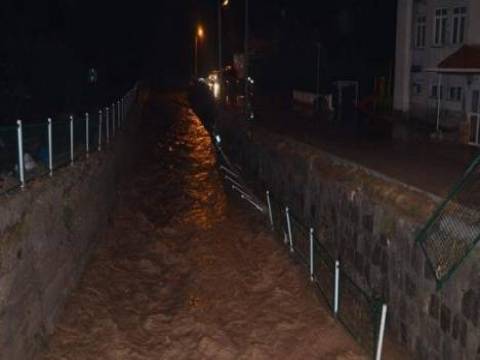  Kayseri'de sel nedeniyle ev ve işyerlerini su bastı!