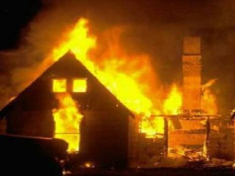  Kastamonu'da 3 katlı ahşap evde yangın çıktı!