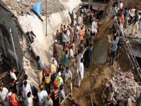  Pakistan Lahor''da cami çatısı çöktü! 