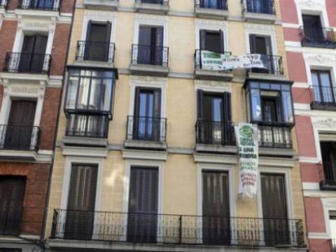 İspanyada evsizler boş binaları işgal ediyor!