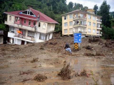  Rize'de sel nedeniyle yollar ulaşıma kapandı!