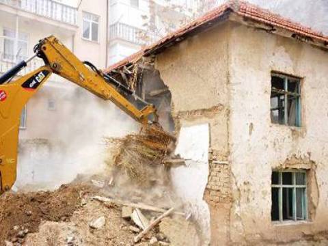 Karaman'da metruk binalar yıkılıyor!