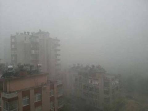 Adana'da çıkan fırtına çatıları uçurdu!