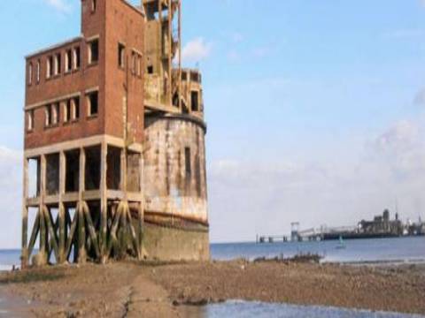 Thames Nehri'nde yer alan kale 1.5 milyon TL'ye satıldı!