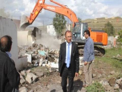  Ardahan Belediyesi Yenimahalle de yıkım çalışmalarına başladı!