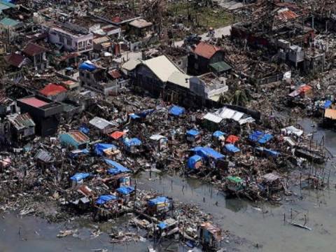  Haiyan tayfunundan sonra onbinlerce Filipinli evsiz kaldı!