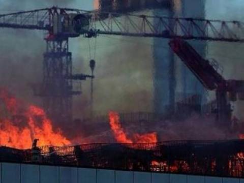  İzmir'deki AVM inşaatında yangın çıktı! 