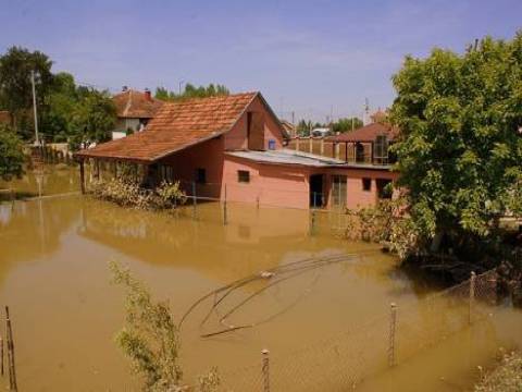 Bosna Hersek'te sel nedeniyle 18 bin 600 ev zarar gördü!