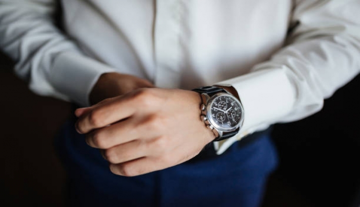  Complete your clothes with men's watches at Macy's shops
