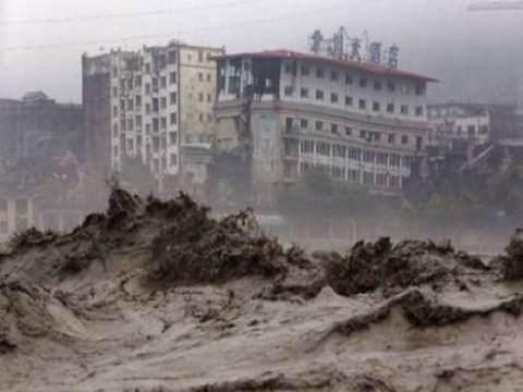 Çin'de yağış nedeniyle 8 bin 200 ev yıkıldı!