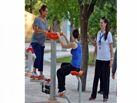  İzmir'de kent merkezindeki parklara kadınlardan büyük ilgi!