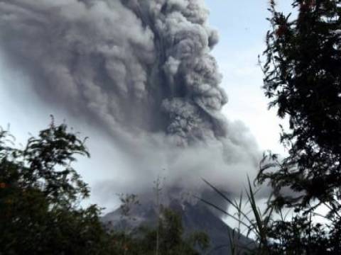  Endonezya'da Sinabung Yanardağı faaliyete geçti! 