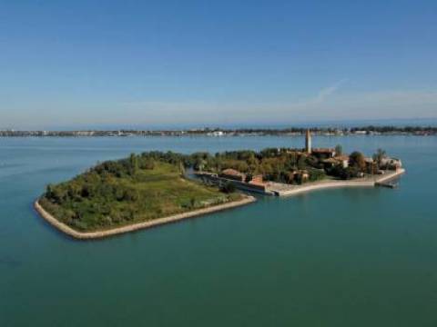  Venedikliler Poveglia Adası'nın satılmasına karşı!