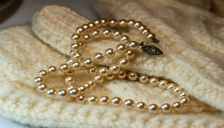  Get on elegant a pearl necklace with Etsy stores