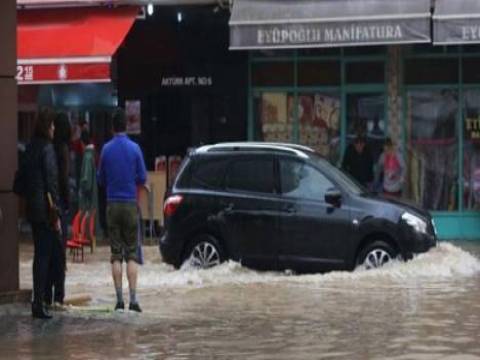 Mersin'de sağanak yağış nedeniyle evleri su bastı!