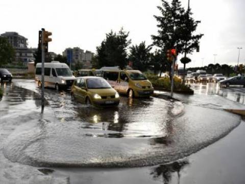  İstanbul'da etkili olan yağış trafiği aksatıyor!