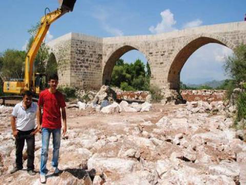 Antalya Belkıs Köprüsü'nün 3 ayağı yıkılmaktan kurtarıldı!