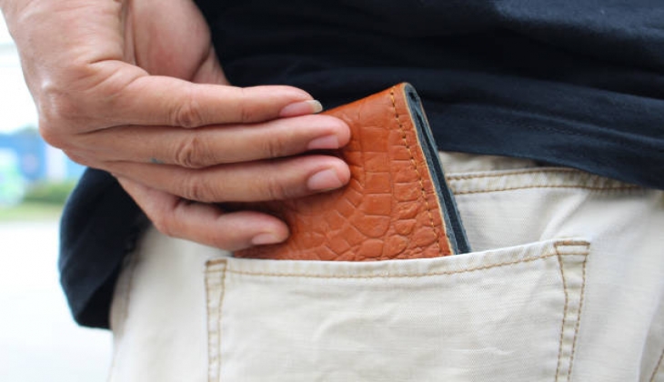  Save up to 60% on men's wallets at Etsy