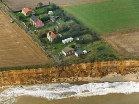  İngiltere'de bir ev deniz kenarındaki erozyon nedeniyle kıyıya kadar geldi!