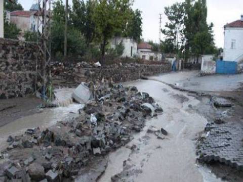  Aksaray'da sağanak yağış belde ve köyleri sular altında bıraktı!