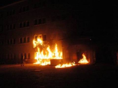  Diyarbakır'da üç okul yakıldı! 