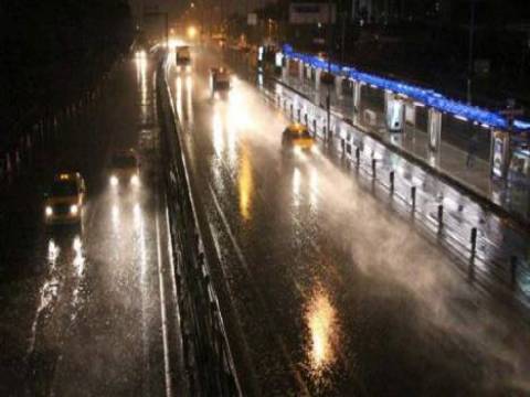  İstanbul'un bazı bölgelerinde sabaha karşı yağmur etkili oldu!