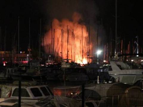 Kalamış Marina'da çıkan yangında 4 tekne yandı!